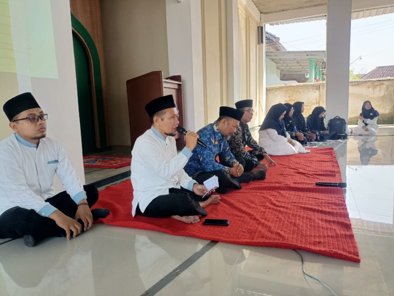 Stakeholder MTsN 2 Bondowoso mengikuti Istighosah