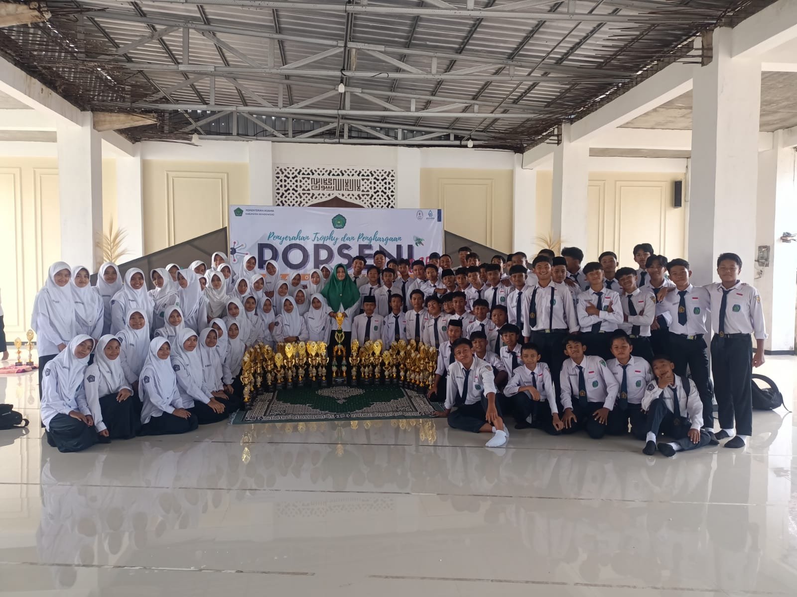 BANJIR PIALA ! MTsN 2 Bondowoso Sabet Juara Umum Porseni Kabupaten