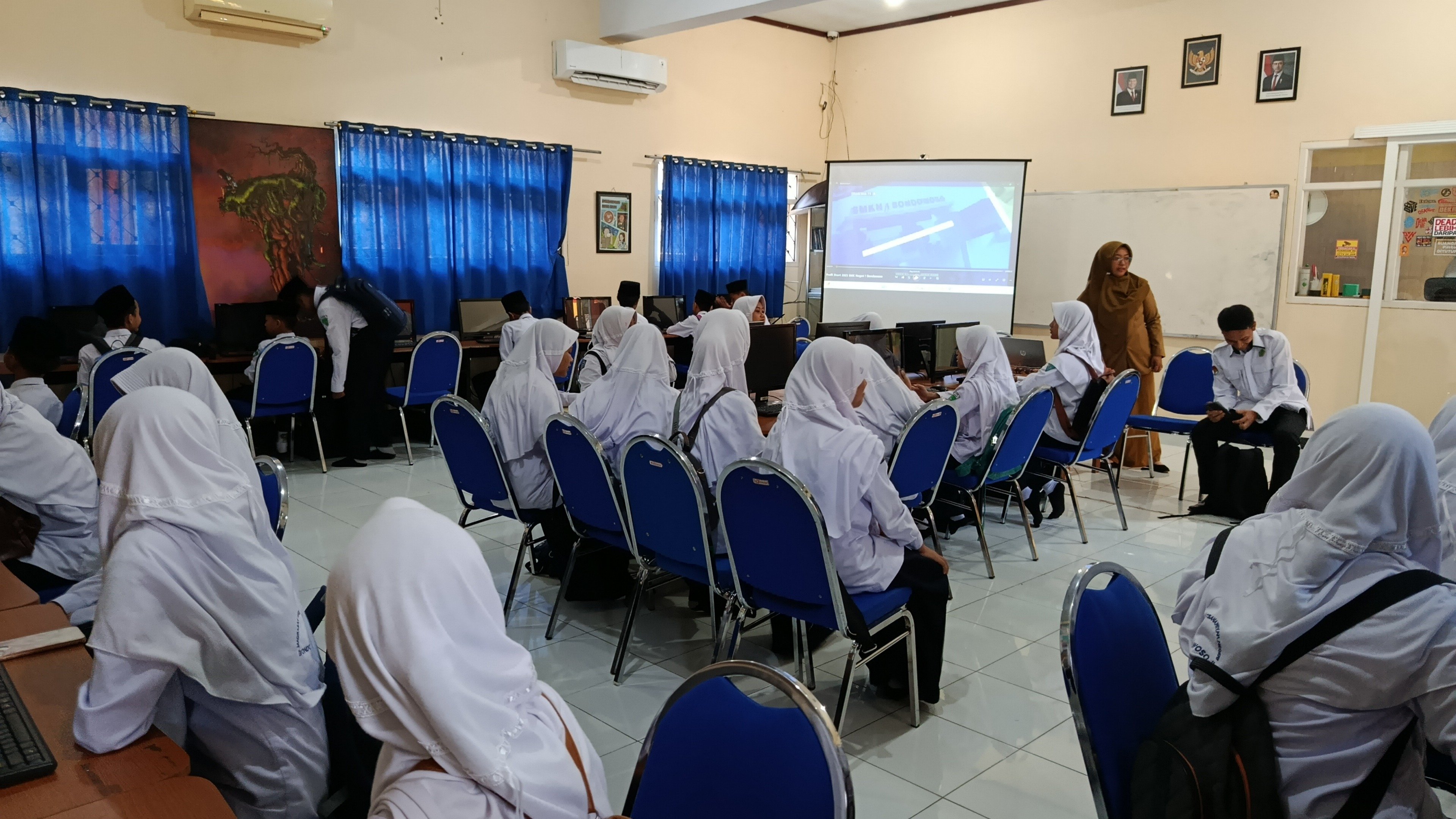 Belajar Sablon DTF, Siswa 7I &7J Kunjungi SMKN 1 Bondowoso